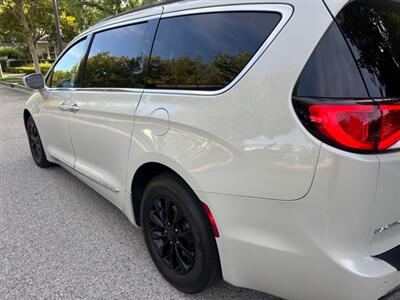 2017 Chrysler Pacifica Touring-L  ABSOLUTELY GORGEOUS VAN!!! - Photo 8 - Valencia, CA 91355