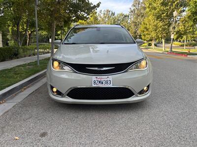 2017 Chrysler Pacifica Touring-L  ABSOLUTELY GORGEOUS VAN!!! - Photo 10 - Valencia, CA 91355