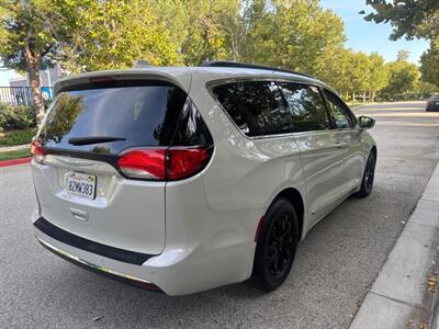 2017 Chrysler Pacifica Touring-L  ABSOLUTELY GORGEOUS VAN!!! - Photo 5 - Valencia, CA 91355