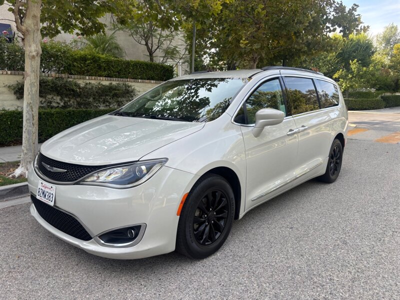 2017 Chrysler Pacifica Touring-L ABSOLUTELY GORGEOUS VAN!!! - Photo 1 - Valencia, CA 91355