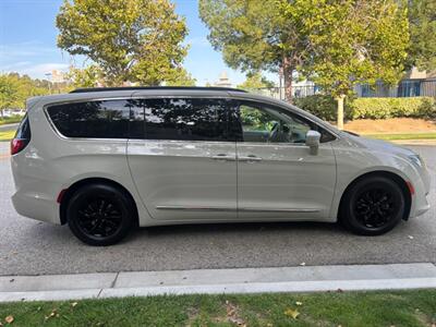 2017 Chrysler Pacifica Touring-L  ABSOLUTELY GORGEOUS VAN!!! - Photo 6 - Valencia, CA 91355