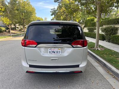 2017 Chrysler Pacifica Touring-L  ABSOLUTELY GORGEOUS VAN!!! - Photo 4 - Valencia, CA 91355
