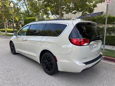 2017 Chrysler Pacifica Touring-L  ABSOLUTELY GORGEOUS VAN!!! - Photo 3 - Valencia, CA 91355