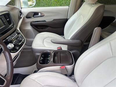 2017 Chrysler Pacifica Touring-L  ABSOLUTELY GORGEOUS VAN!!! - Photo 14 - Valencia, CA 91355