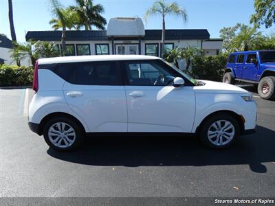 2020 Kia Soul LX   - Photo 2 - Naples, FL 34104