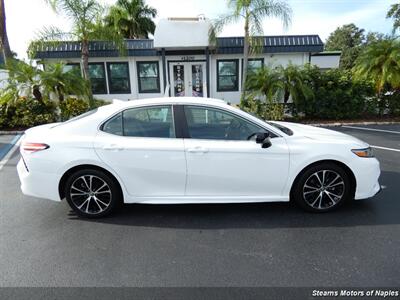 2020 Toyota Camry SE   - Photo 2 - Naples, FL 34104