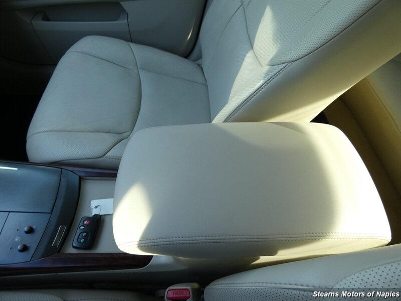 2011 Toyota Avalon Limited photo 19