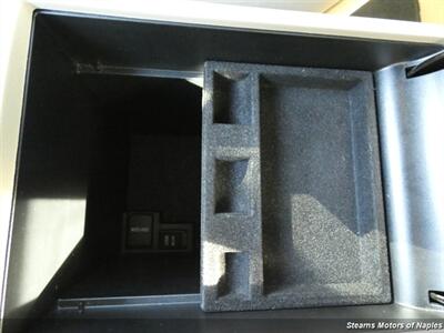 2011 Toyota Avalon Limited   - Photo 32 - Naples, FL 34104