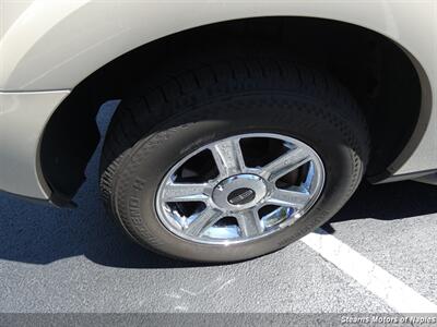 2005 Lincoln Aviator Luxury   - Photo 19 - Naples, FL 34104