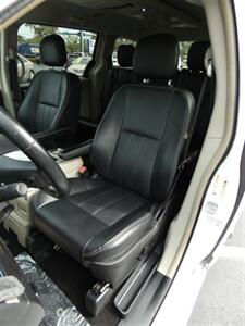 2015 Chrysler Town & Country Touring   - Photo 39 - Naples, FL 34104