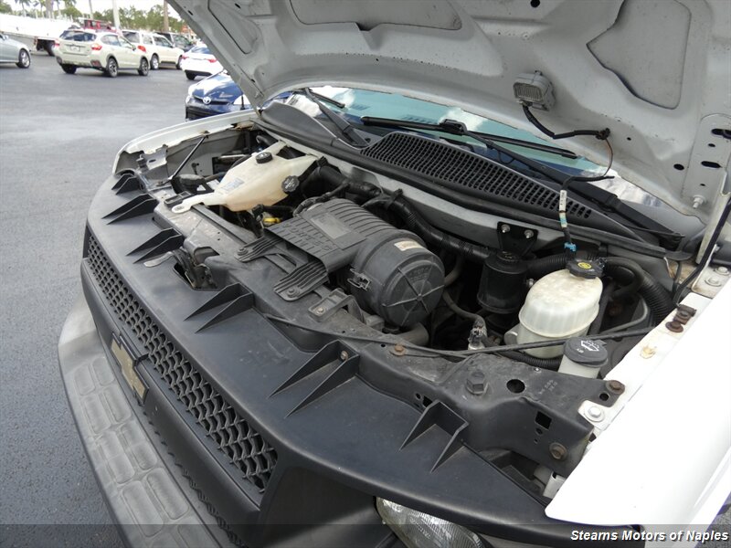 2013 Chevrolet Express 1500 Van photo 3