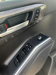2020 Toyota Highlander Platinum   - Photo 13 - Stuarts Draft, VA 24477