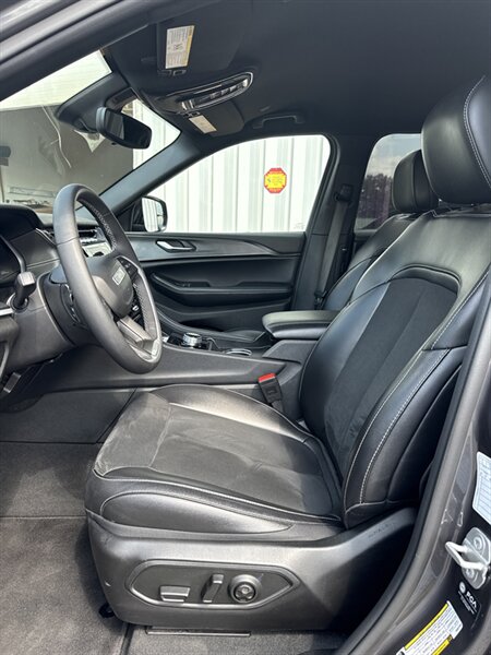 2024 Jeep Grand Cherokee Altitude photo 7