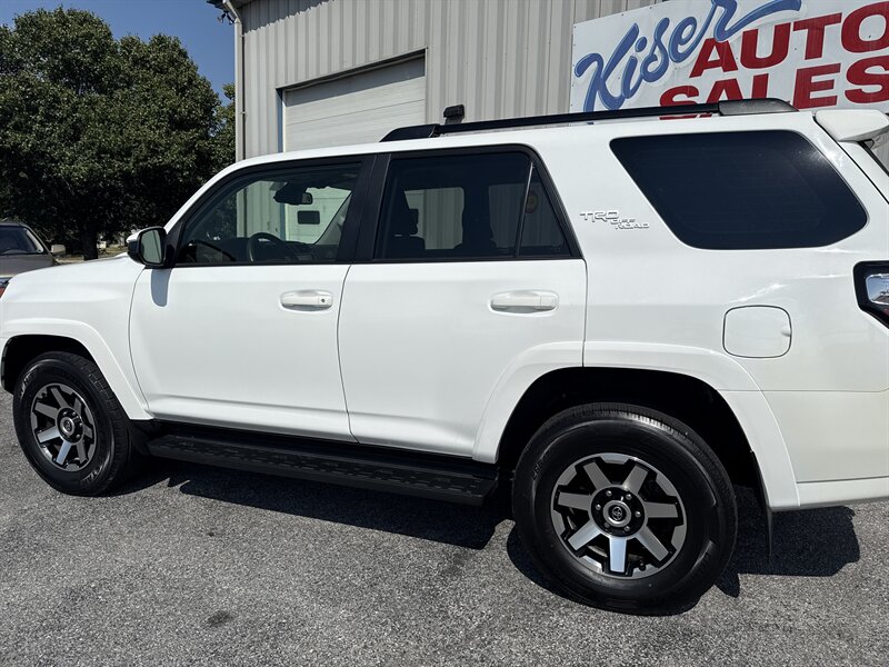 2024 Toyota 4Runner TRD Off-Road photo 9