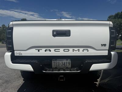 2016 Toyota Tacoma TRD Sport   - Photo 10 - Stuarts Draft, VA 24477