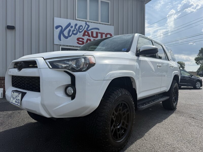 2016 Toyota 4Runner SR5   - Photo 1 - Stuarts Draft, VA 24477