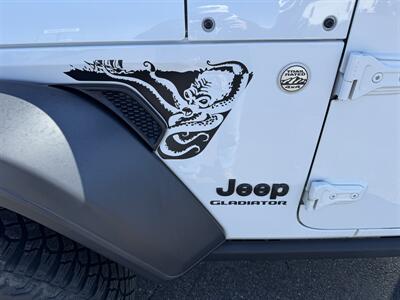2020 Jeep Gladiator Sport S   - Photo 6 - Schoolcraft, MI 49087