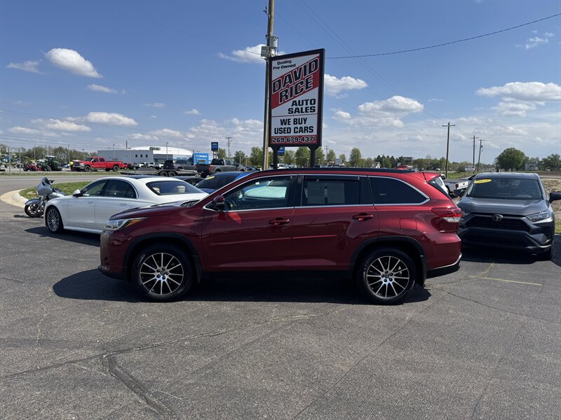2018 Toyota Highlander SE   - Photo 1 - Schoolcraft, MI 49087
