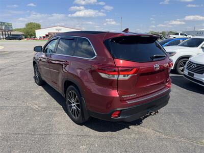 2018 Toyota Highlander SE   - Photo 2 - Schoolcraft, MI 49087