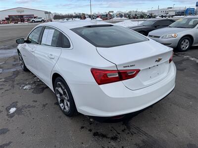 2023 Chevrolet Malibu LT   - Photo 2 - Schoolcraft, MI 49087