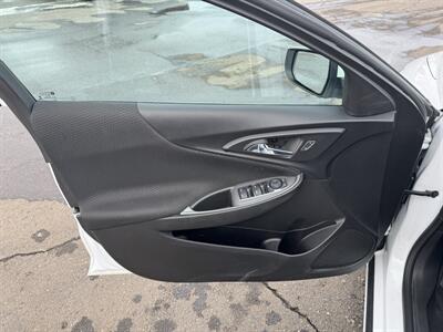 2023 Chevrolet Malibu LT   - Photo 6 - Schoolcraft, MI 49087