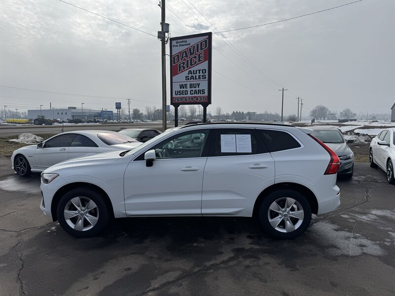 2022 Volvo XC60 B5 Momentum   - Photo 1 - Schoolcraft, MI 49087