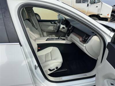 2022 Volvo XC60 B5 Momentum   - Photo 24 - Schoolcraft, MI 49087