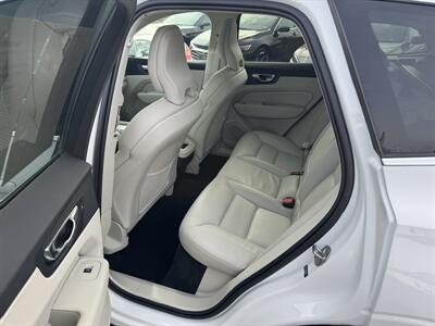 2022 Volvo XC60 B5 Momentum   - Photo 19 - Schoolcraft, MI 49087