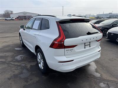 2022 Volvo XC60 B5 Momentum   - Photo 2 - Schoolcraft, MI 49087