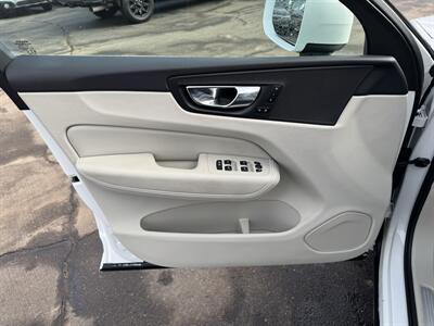 2022 Volvo XC60 B5 Momentum   - Photo 6 - Schoolcraft, MI 49087