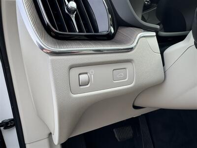 2022 Volvo XC60 B5 Momentum   - Photo 7 - Schoolcraft, MI 49087