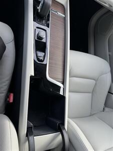 2022 Volvo XC60 B5 Momentum   - Photo 15 - Schoolcraft, MI 49087
