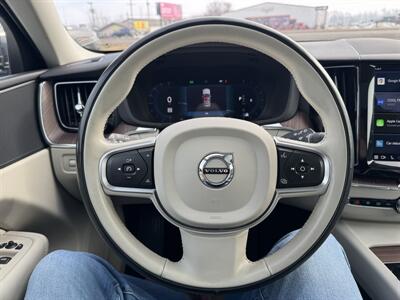 2022 Volvo XC60 B5 Momentum   - Photo 10 - Schoolcraft, MI 49087