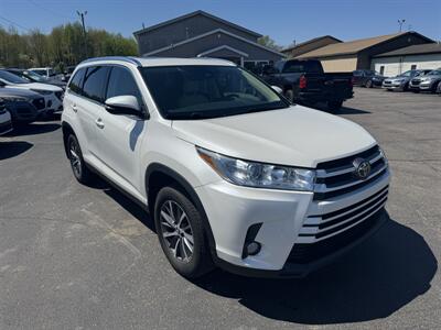 2019 Toyota Highlander XLE   - Photo 4 - Schoolcraft, MI 49087