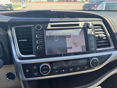 2019 Toyota Highlander XLE   - Photo 14 - Schoolcraft, MI 49087