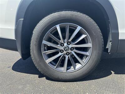 2019 Toyota Highlander XLE   - Photo 30 - Schoolcraft, MI 49087