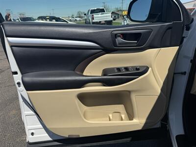 2019 Toyota Highlander XLE   - Photo 6 - Schoolcraft, MI 49087
