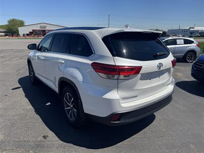 2019 Toyota Highlander XLE   - Photo 2 - Schoolcraft, MI 49087
