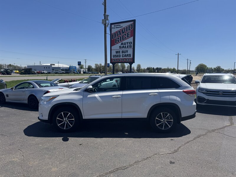 2019 Toyota Highlander XLE   - Photo 1 - Schoolcraft, MI 49087