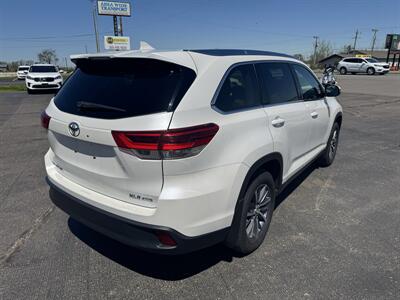 2019 Toyota Highlander XLE   - Photo 3 - Schoolcraft, MI 49087