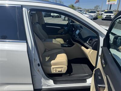 2019 Toyota Highlander XLE   - Photo 29 - Schoolcraft, MI 49087