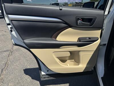 2019 Toyota Highlander XLE   - Photo 20 - Schoolcraft, MI 49087