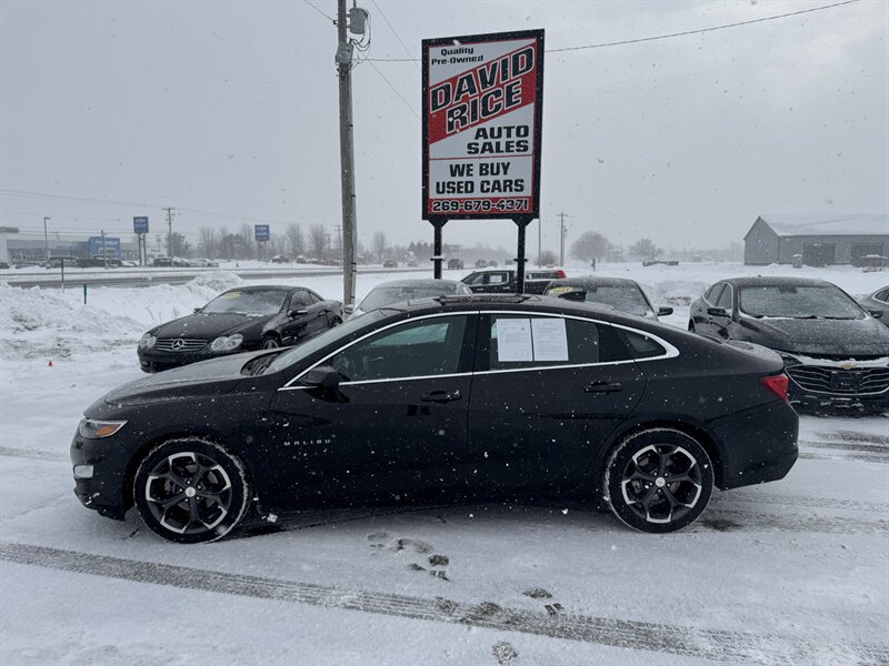 2023 Chevrolet Malibu LT   - Photo 1 - Schoolcraft, MI 49087
