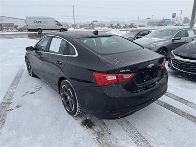 2023 Chevrolet Malibu LT   - Photo 2 - Schoolcraft, MI 49087