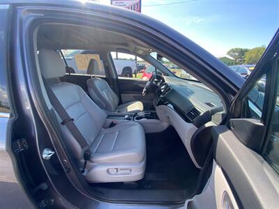 2022 Honda Pilot Touring w/Rear Captains   - Photo 10 - Schoolcraft, MI 49087