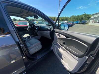 2022 Honda Pilot Touring w/Rear Captains   - Photo 9 - Schoolcraft, MI 49087