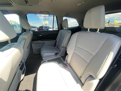2022 Honda Pilot Touring w/Rear Captains   - Photo 20 - Schoolcraft, MI 49087