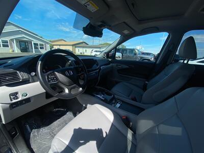 2022 Honda Pilot Touring w/Rear Captains   - Photo 27 - Schoolcraft, MI 49087