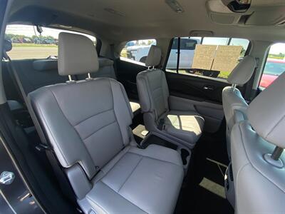 2022 Honda Pilot Touring w/Rear Captains   - Photo 15 - Schoolcraft, MI 49087