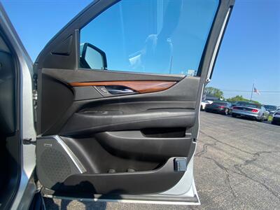 2017 Cadillac Escalade Luxury   - Photo 12 - Schoolcraft, MI 49087
